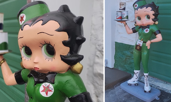 Popular photo-op in Galena! ... the license plate USA flag at Gearhead Curios