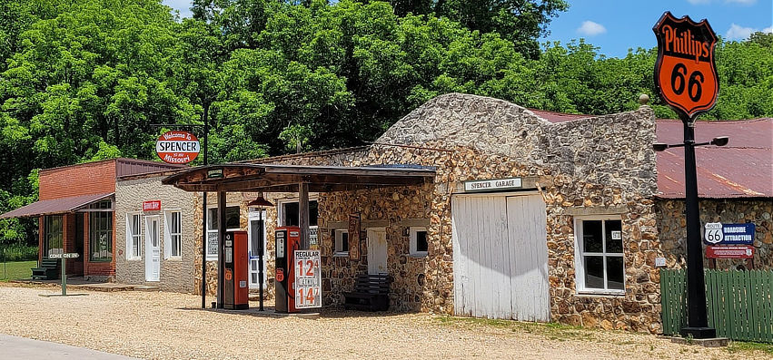 Spencer, Missouri Phillips 66 Service Station ... on an original alignment of Route 66