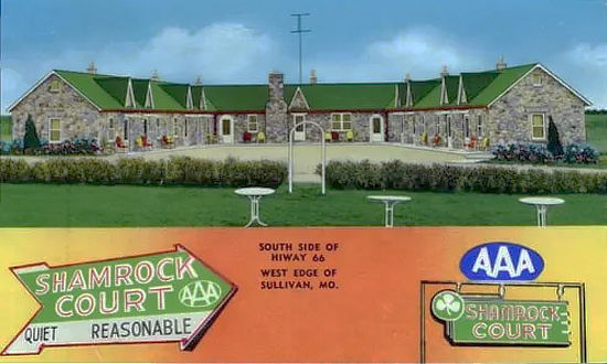 Vintage postcard of the Shamrock Court in Sullivan, Missouri